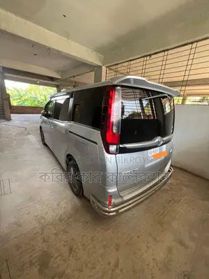Toyota Esquire Hybrid 2016