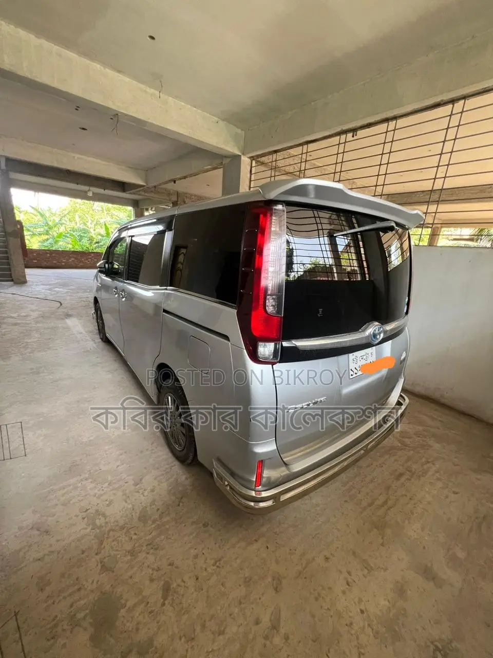 Toyota Esquire Hybrid 2016