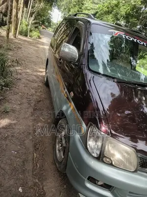 Toyota Noah . 1997