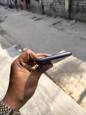 Apple iPhone 11 . (Used)