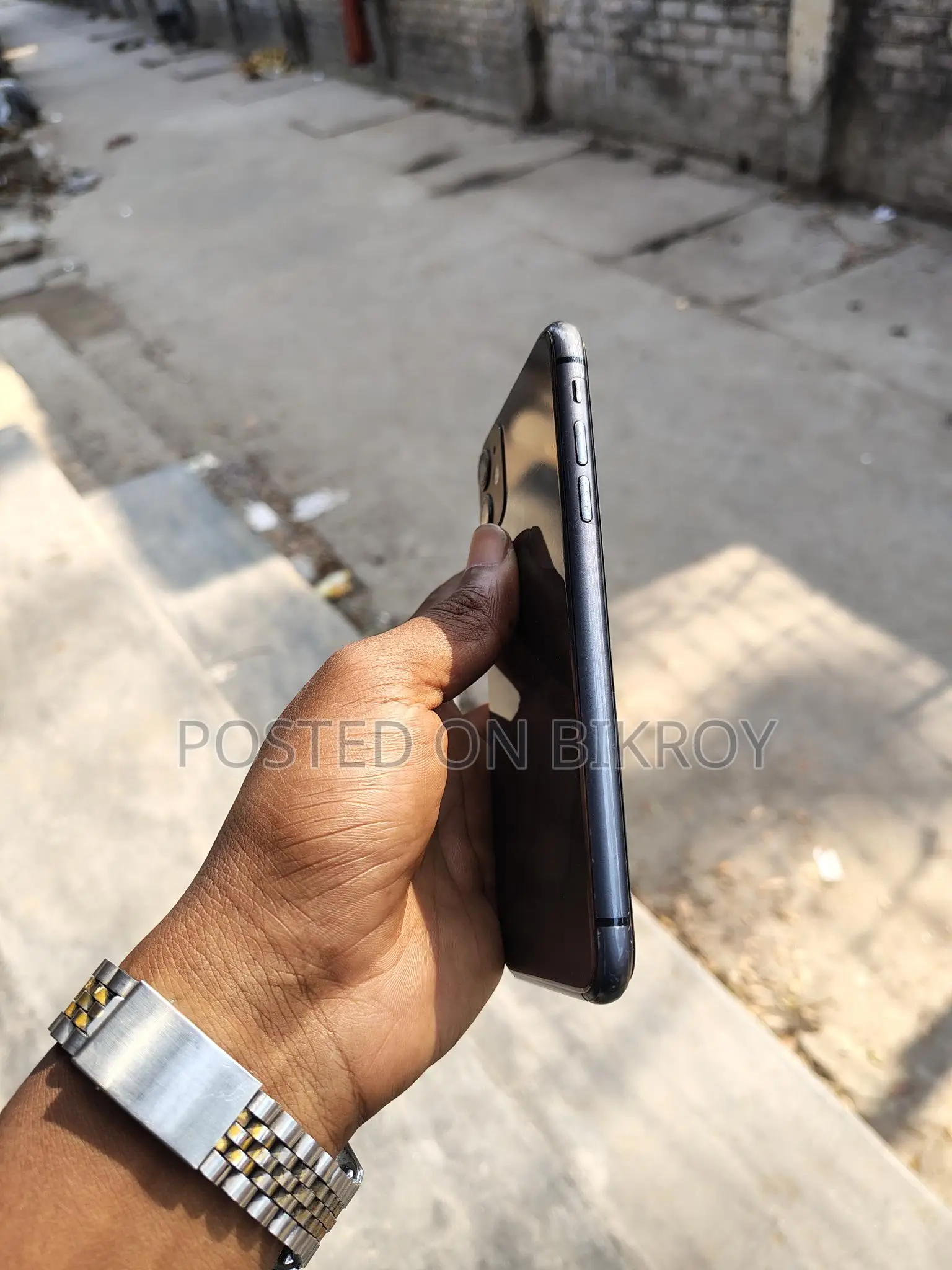 Apple iPhone 11 . (Used)
