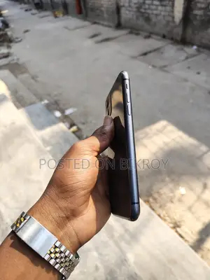 Apple iPhone 11 . (Used)