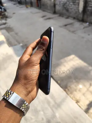 Apple iPhone 11 . (Used)