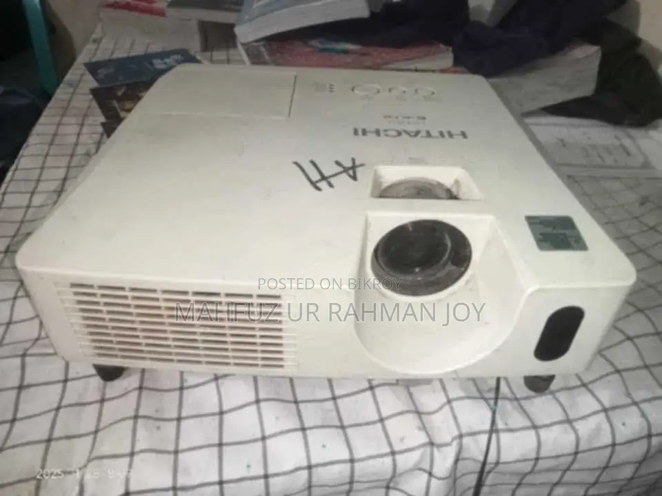 Hitachi cp-x2511 projector