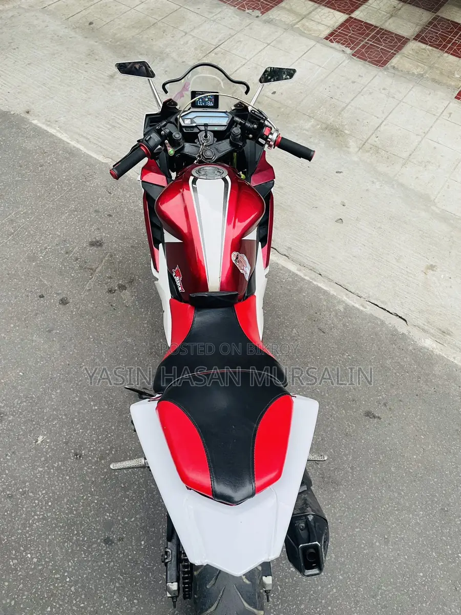 Honda CBR 150R . 2026
