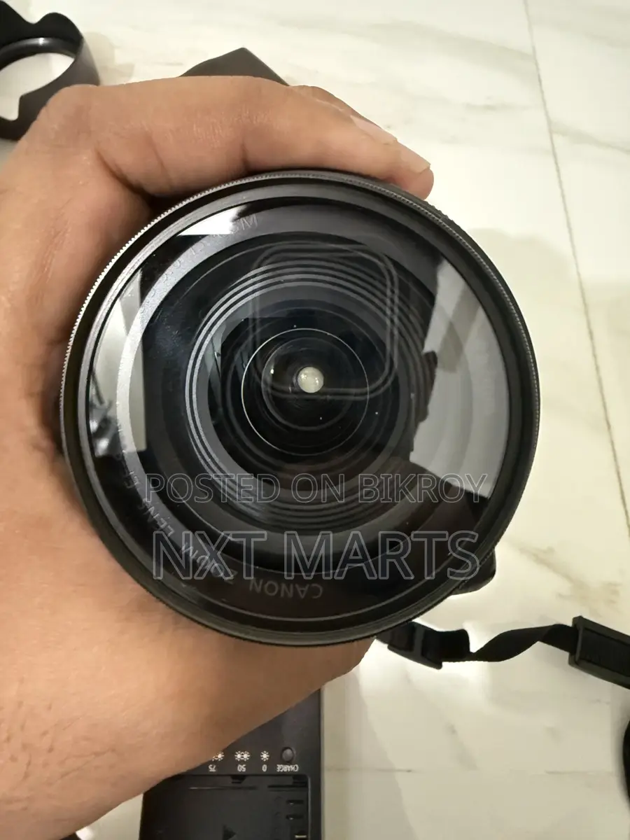 Canon EOS 80D DSLR Camera with 18-135mm USM Lens & External Flashlight
