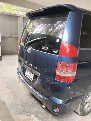 Toyota Noah 2004