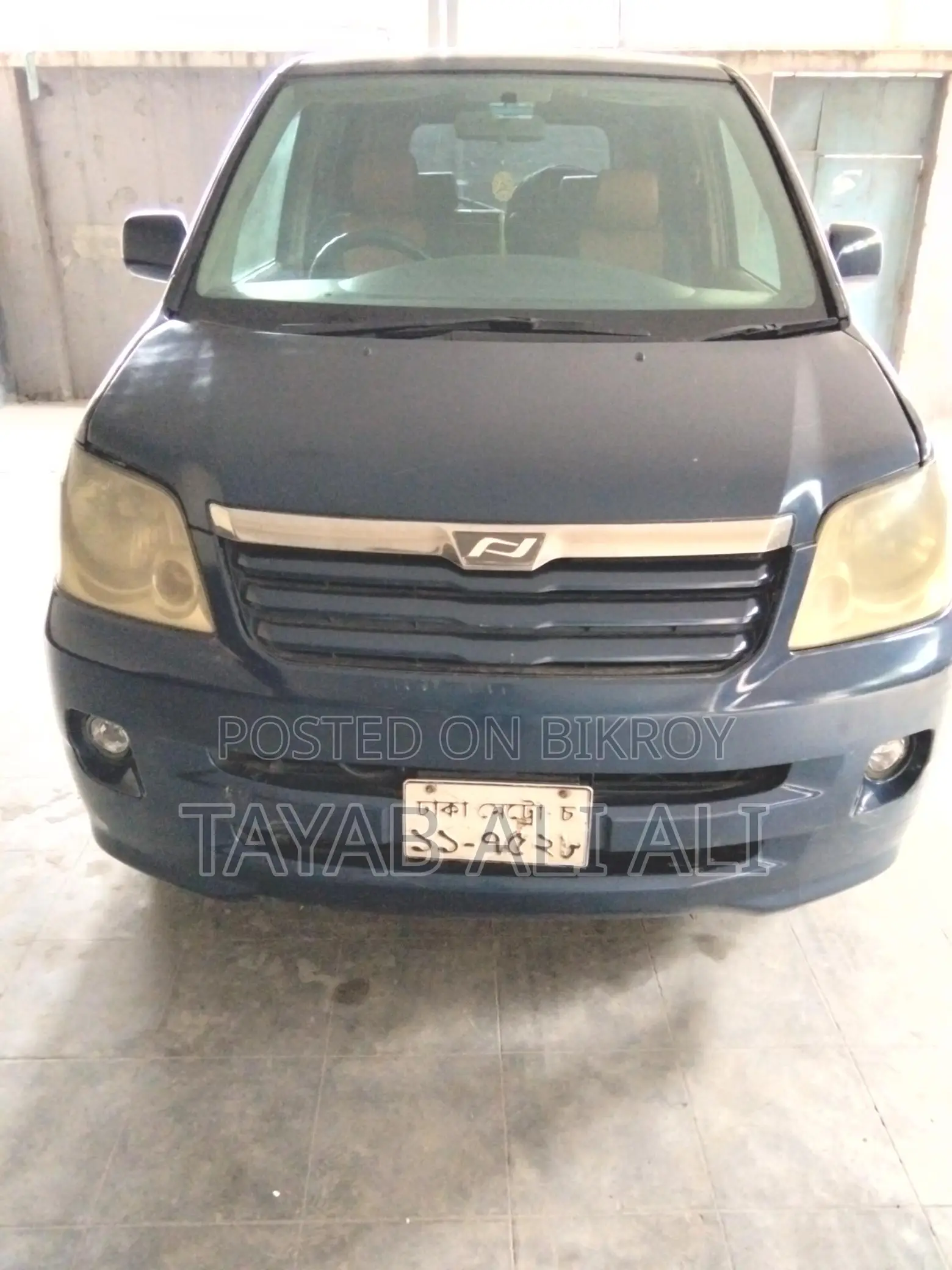 Toyota Noah 2004