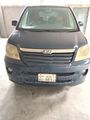 Toyota Noah 2004