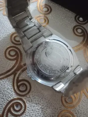 বিক্রয়ের জন্য ব্র্যান্ড নিউ ঘড়ি
