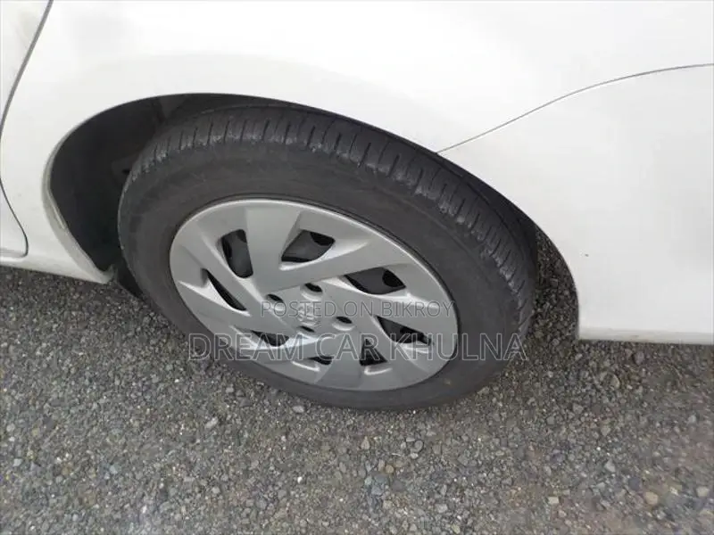 Toyota Fielder Ex Hybrid white 2021