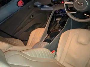 Hyundai Elantra 2024