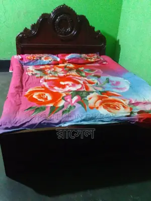 একটি মেহগনি কাঠের পুরাতন বক্স খাট বিক্রি করতে চাই