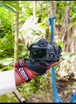 CANON 1100D camera