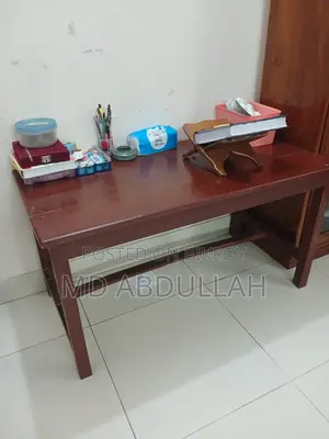 অল্প ব্যবহৃত কাঠের পুরাতন টেবিল,