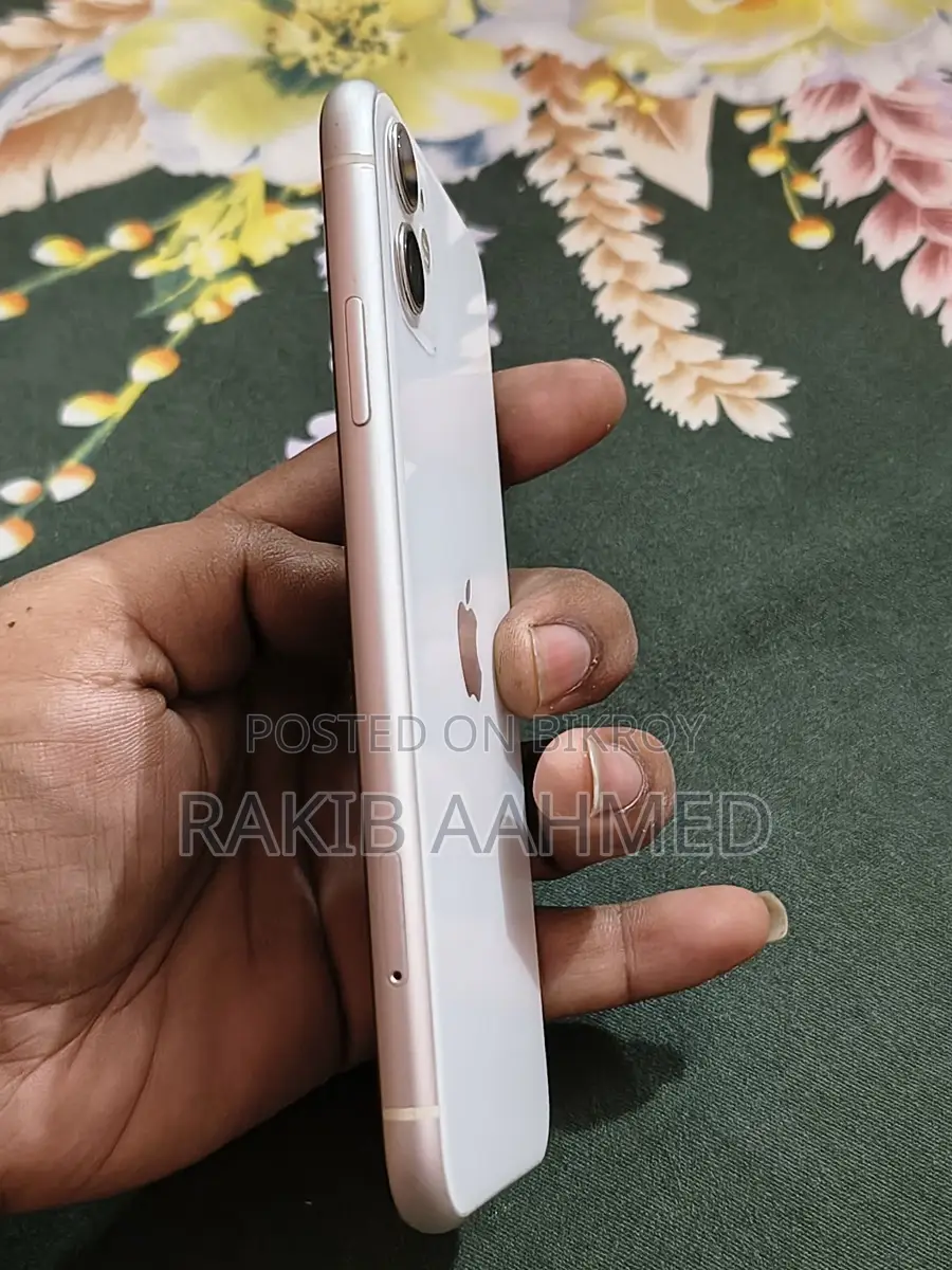 Apple iPhone 11 . (Used)