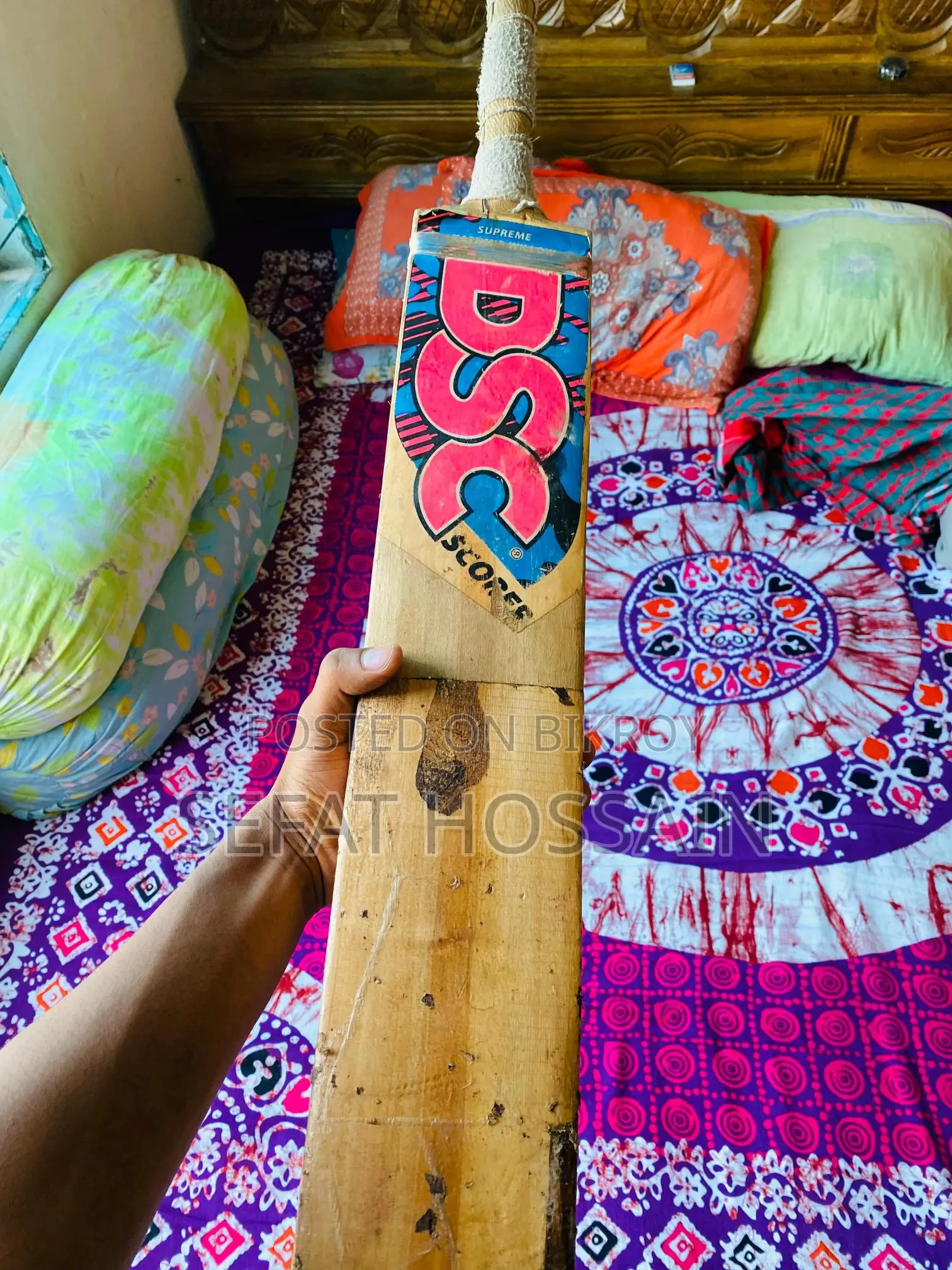DSC111, Cricket Bat