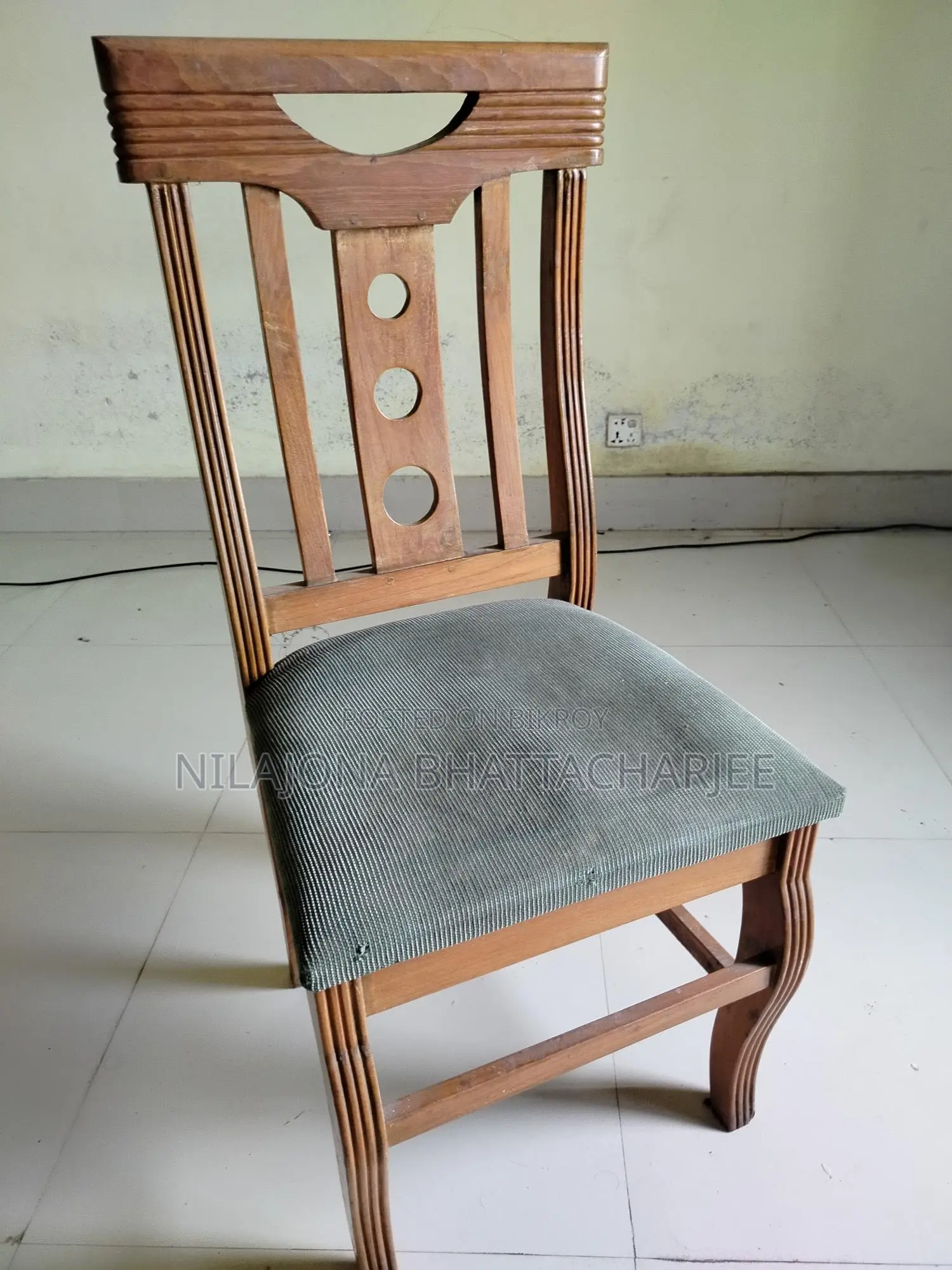 জরুরী ভিত্তিতে একটি ডাইনিং টেবিল বিক্রয় করা হবে।