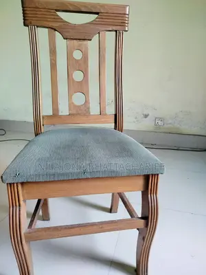 জরুরী ভিত্তিতে একটি ডাইনিং টেবিল বিক্রয় করা হবে।