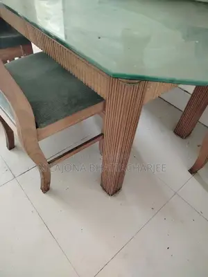 জরুরী ভিত্তিতে একটি ডাইনিং টেবিল বিক্রয় করা হবে।