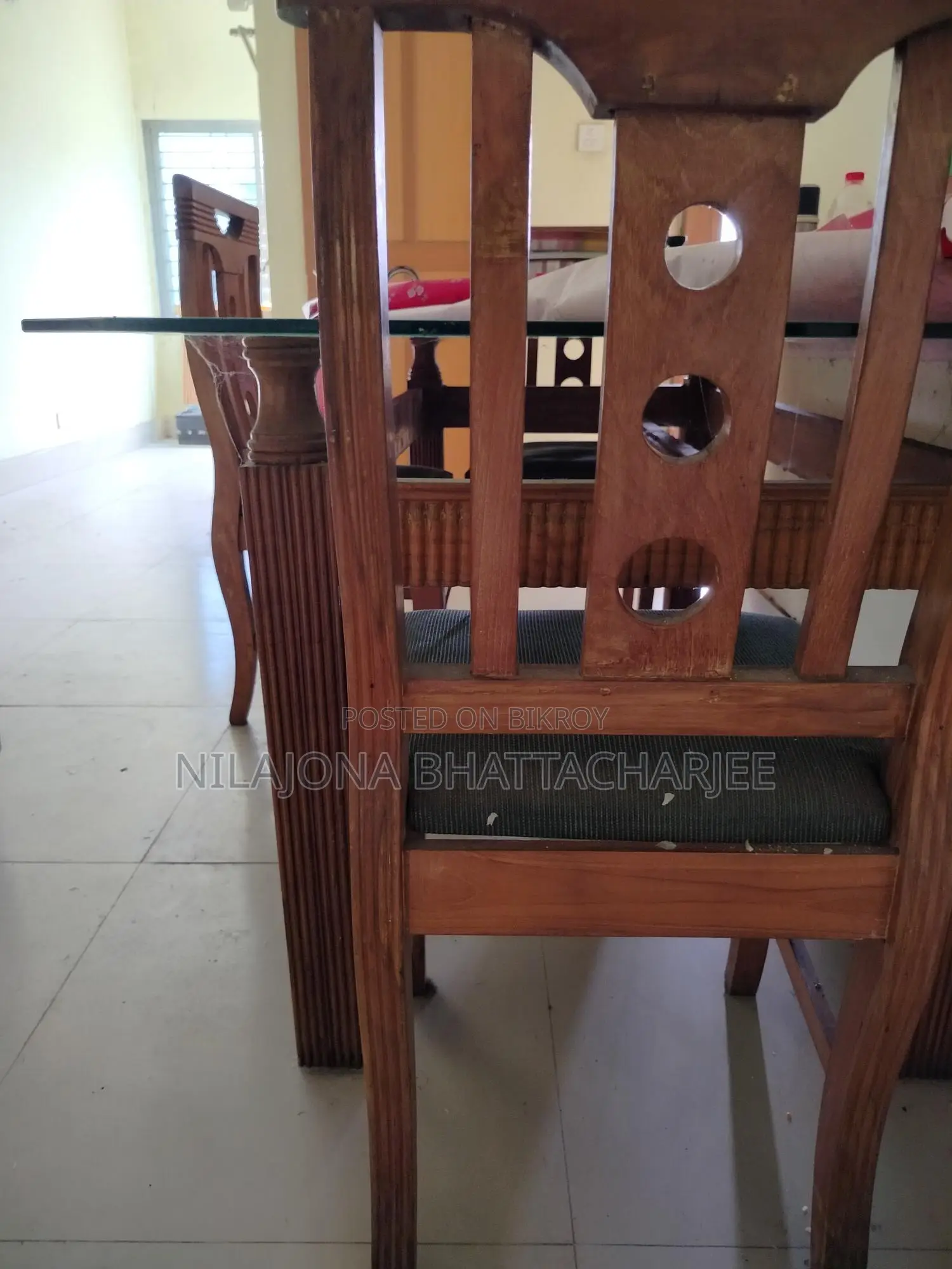 জরুরী ভিত্তিতে একটি ডাইনিং টেবিল বিক্রয় করা হবে।