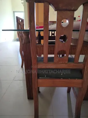 জরুরী ভিত্তিতে একটি ডাইনিং টেবিল বিক্রয় করা হবে।