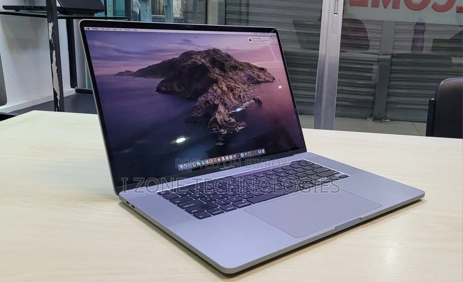 Apple MacBook Pro 16", i7 16GB Ram 512GB SSD Radeon 4GB Graphic Touch Bar