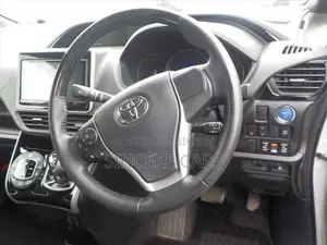 Toyota Esquire GI PKG HYB 2021