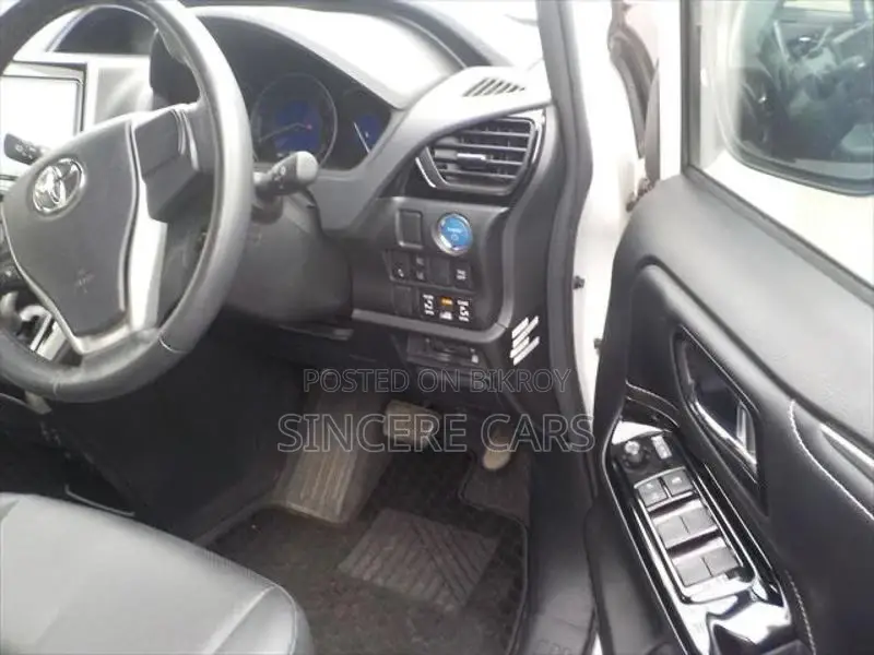 Toyota Esquire GI PKG HYB 2021