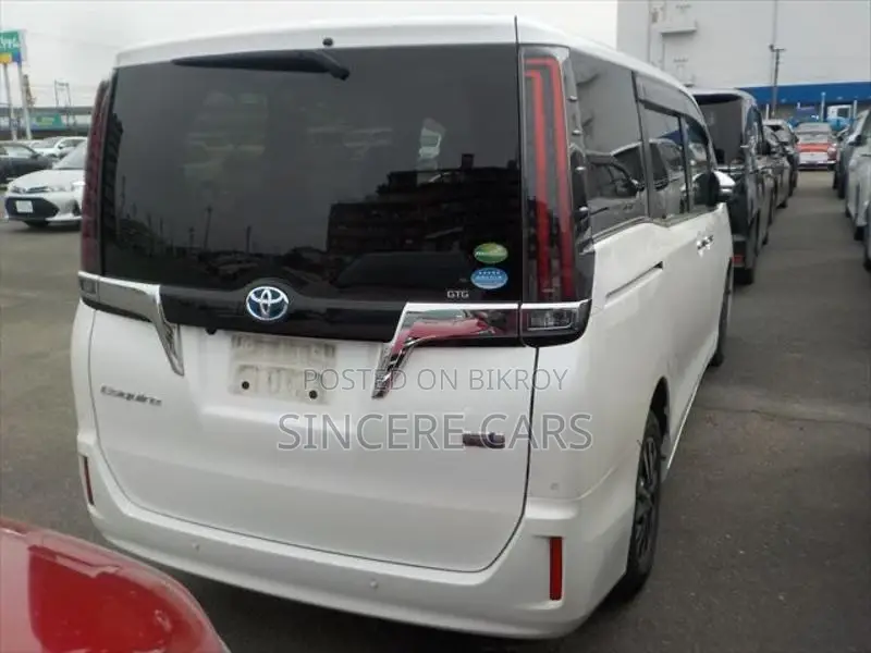 Toyota Esquire GI PKG HYB 2021
