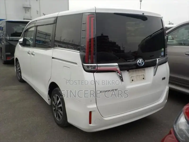 Toyota Esquire GI PKG HYB 2021