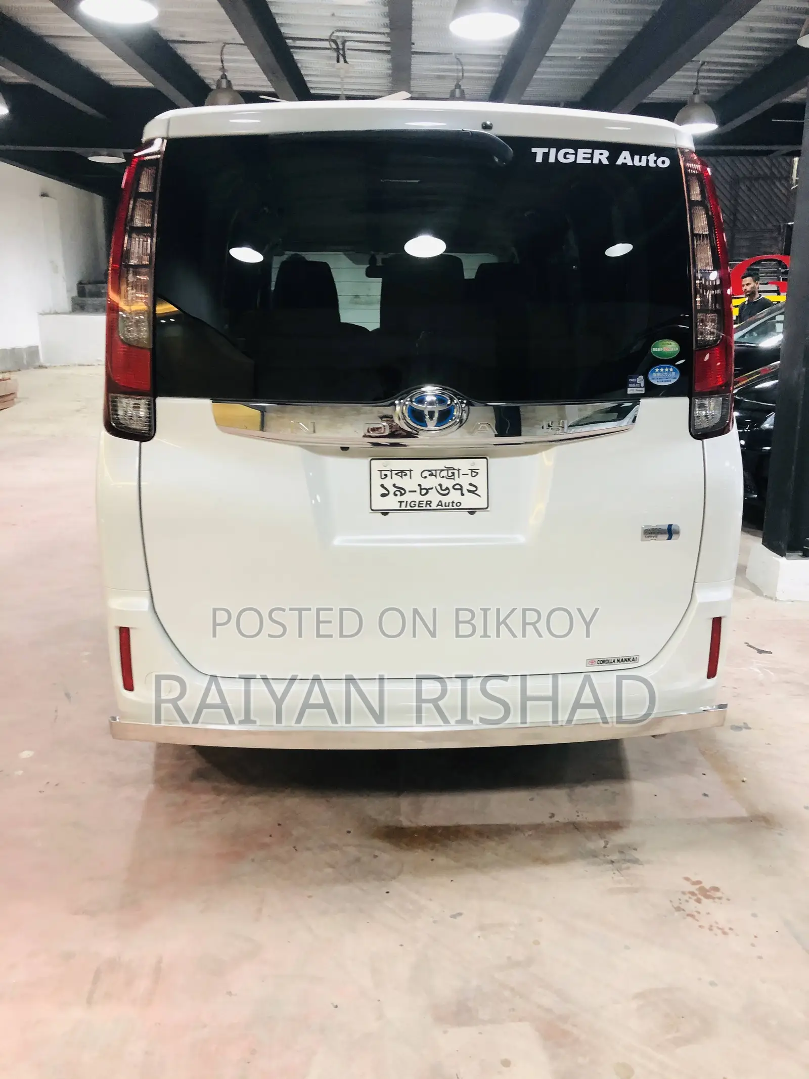 Toyota Noah 1.8 FWD Hybrid (7 seater) 2014 White