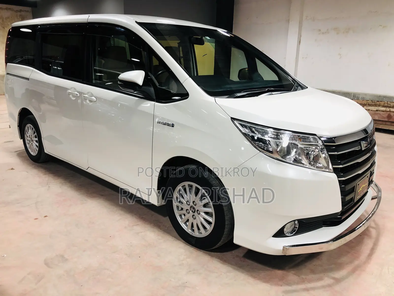 Toyota Noah 1.8 FWD Hybrid (7 seater) 2014 White
