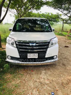 Toyota Noah 1.8 FWD Hybrid (7 seater) 2014 White
