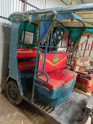 গাড়িটি অনেক ভালো।