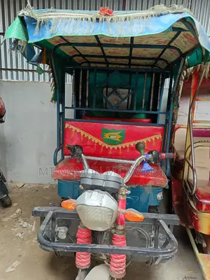 গাড়িটি অনেক ভালো।