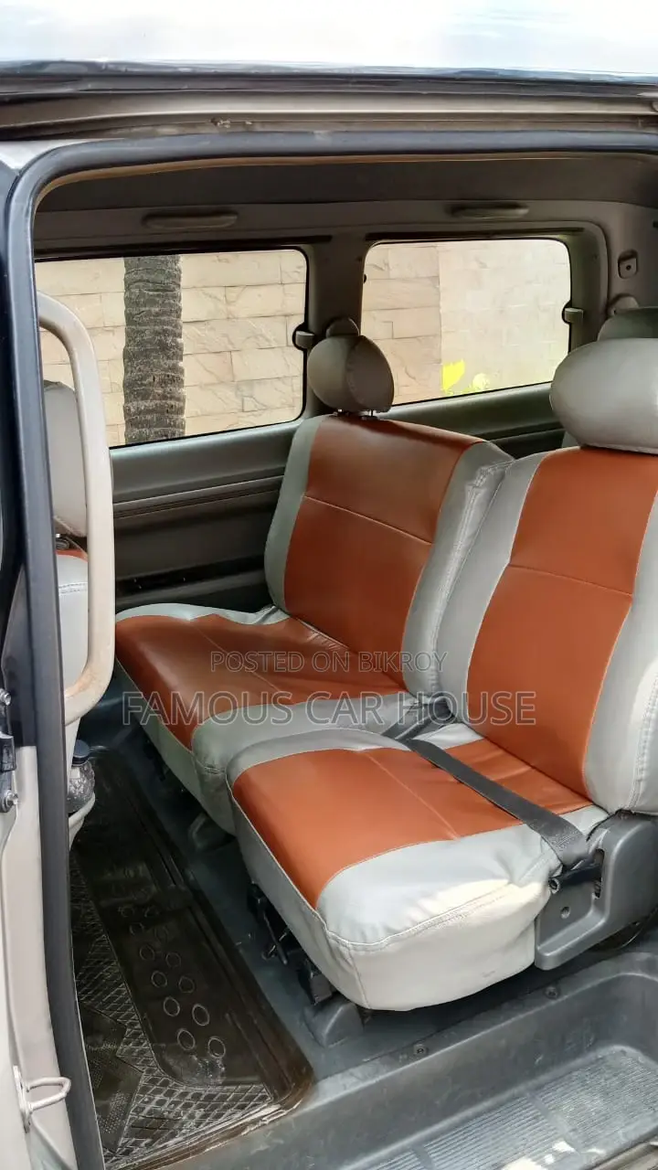 Toyota Noah SR 50 Dual AC 2000