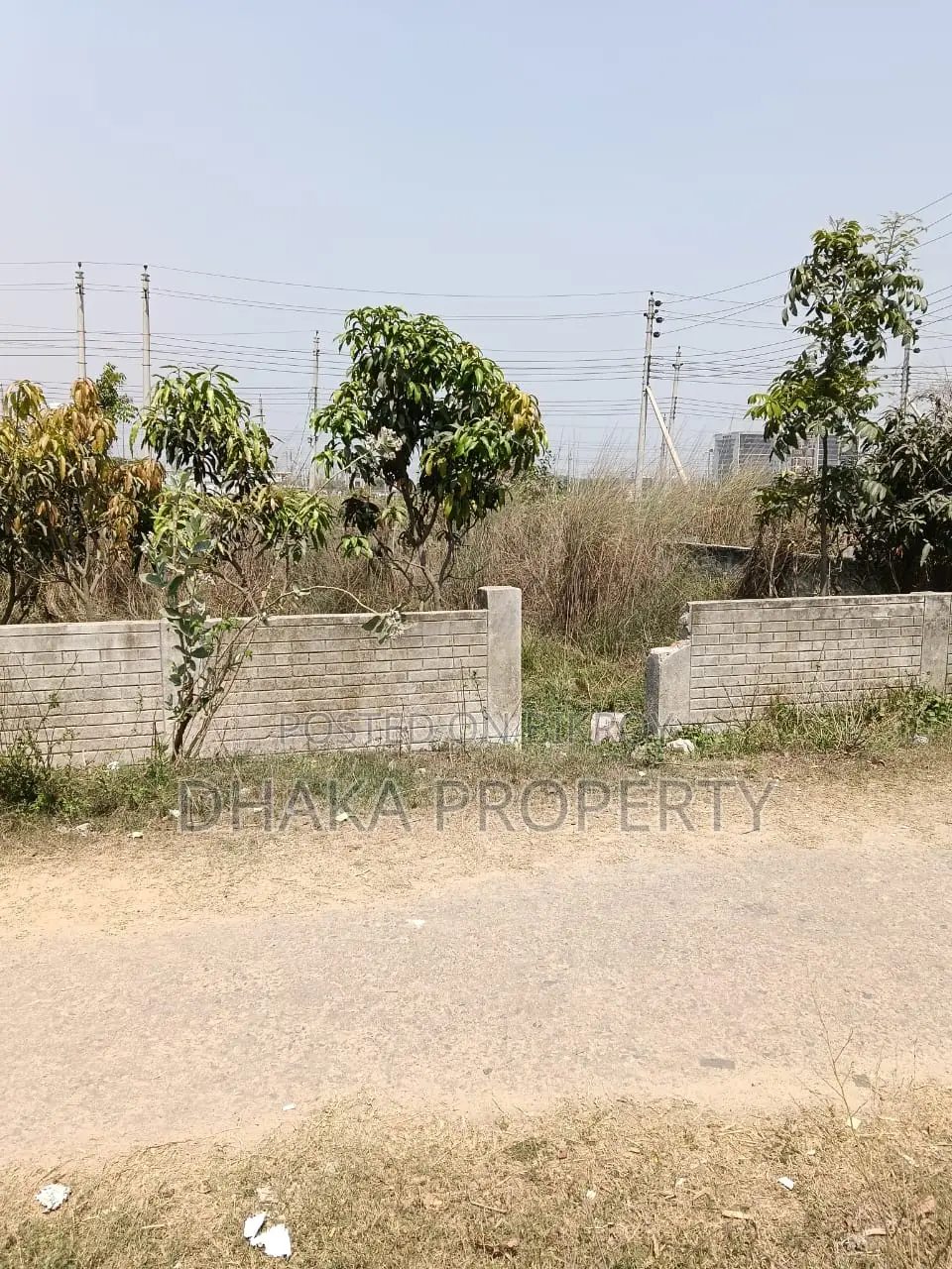 সেক্টর-১৬/এইচ-এ ৩ কাঠার দক্ষিণমুখী প্লট, পার্কের কাছে
