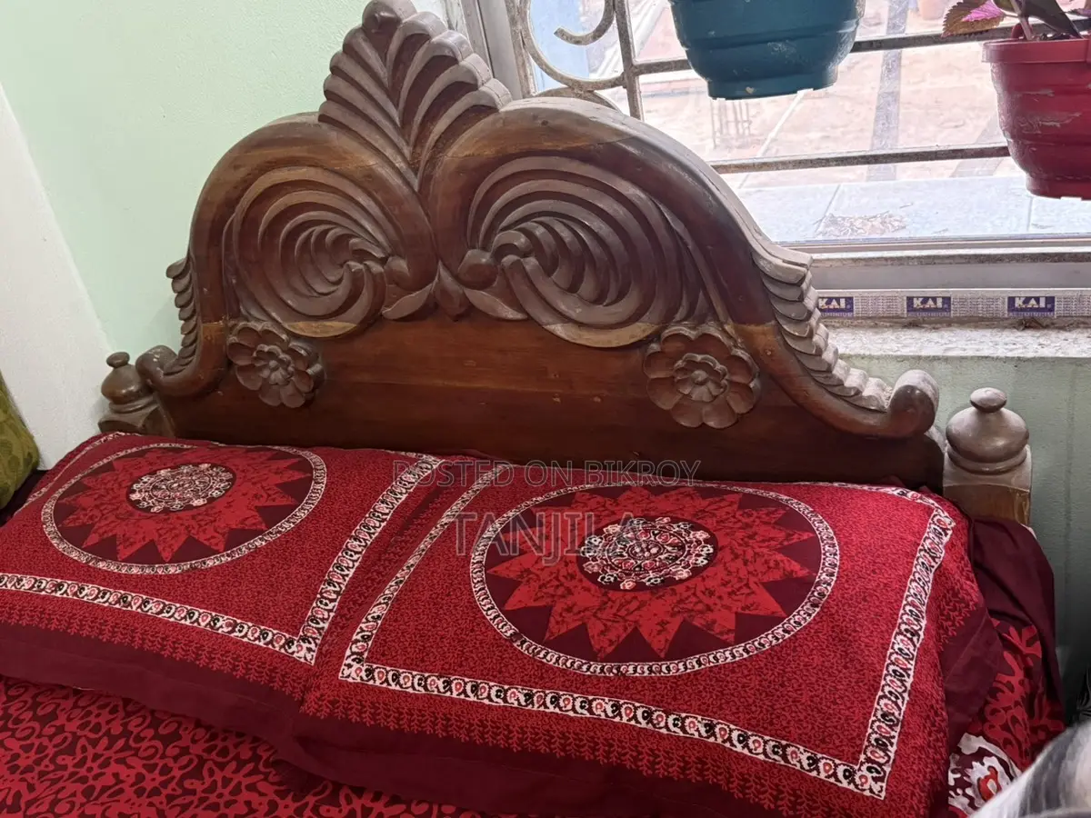 Gamari Wood Bed