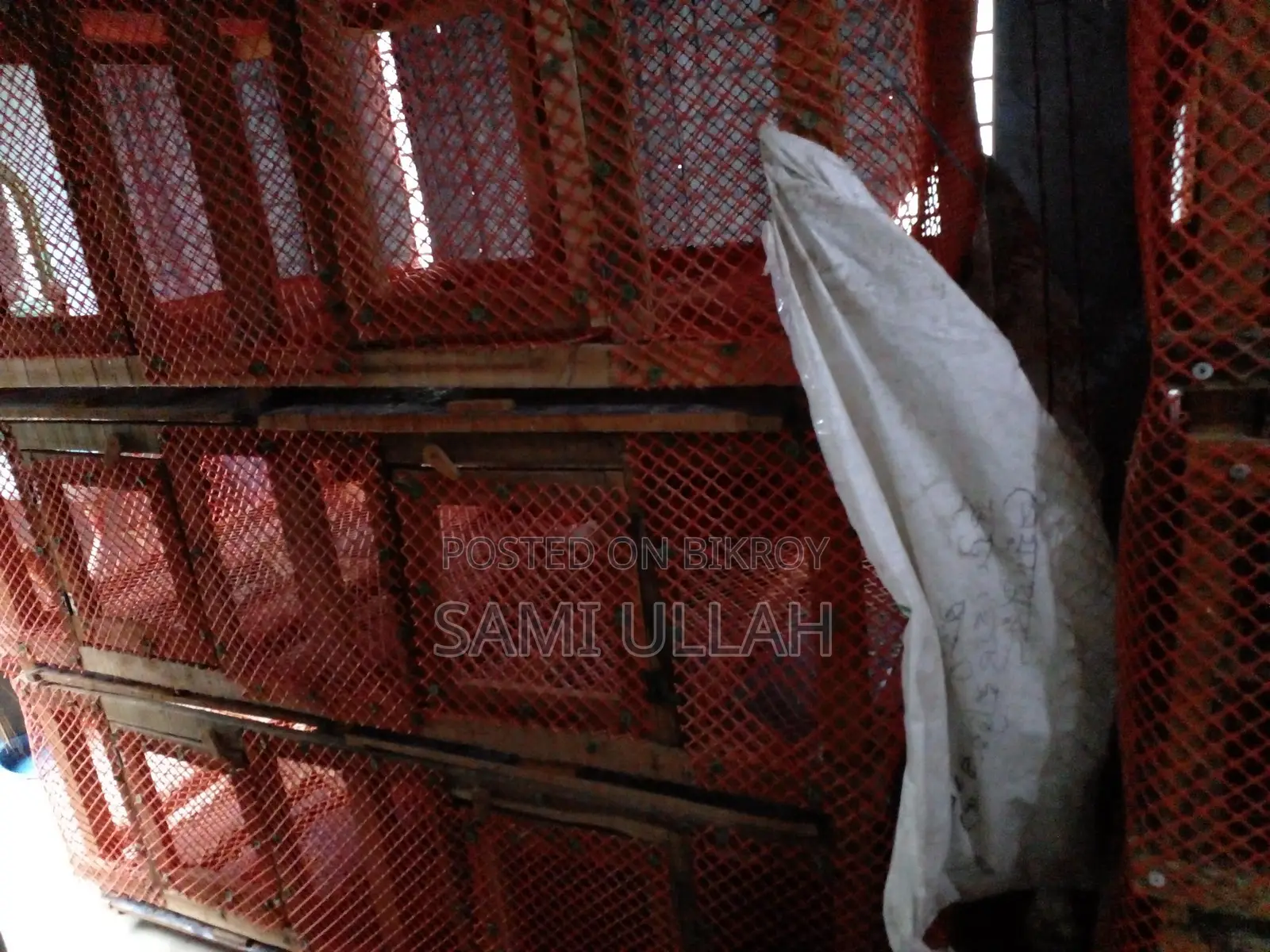 তিন তলা বিশিষ্ট মুরগির খাচা