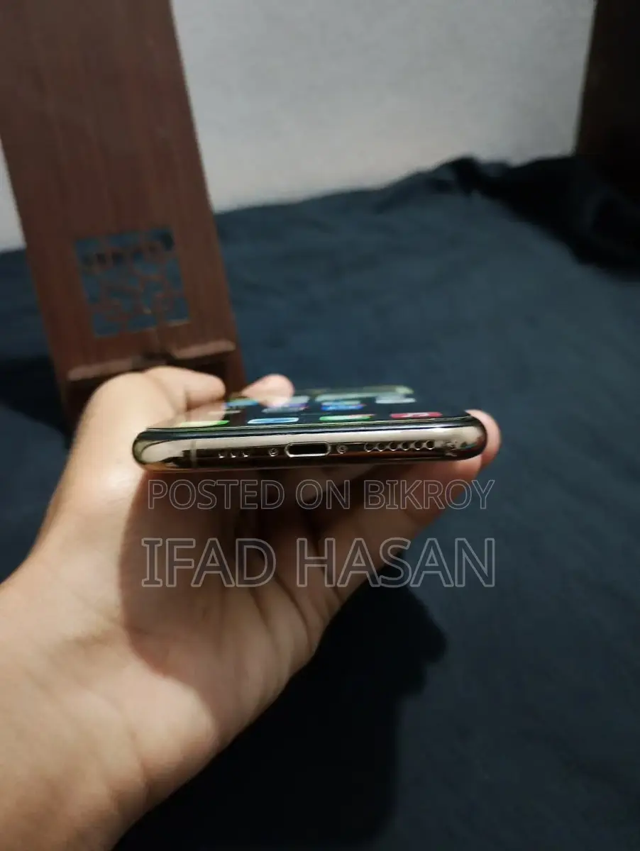 Apple iPhone XS . (Used)