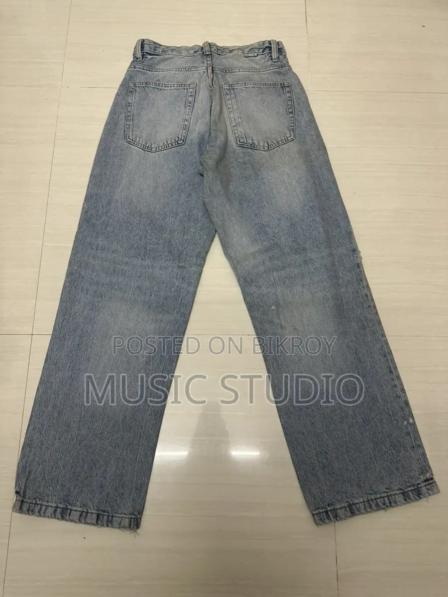 Light Wash Baggy Jeans (Small Ripped) Texture