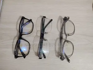 তিনটি প্রিমিয়াম আই গ্লাস ফ্রেম ০.৫ পাওয়ারের ব্লুকাট লেন্স সহ