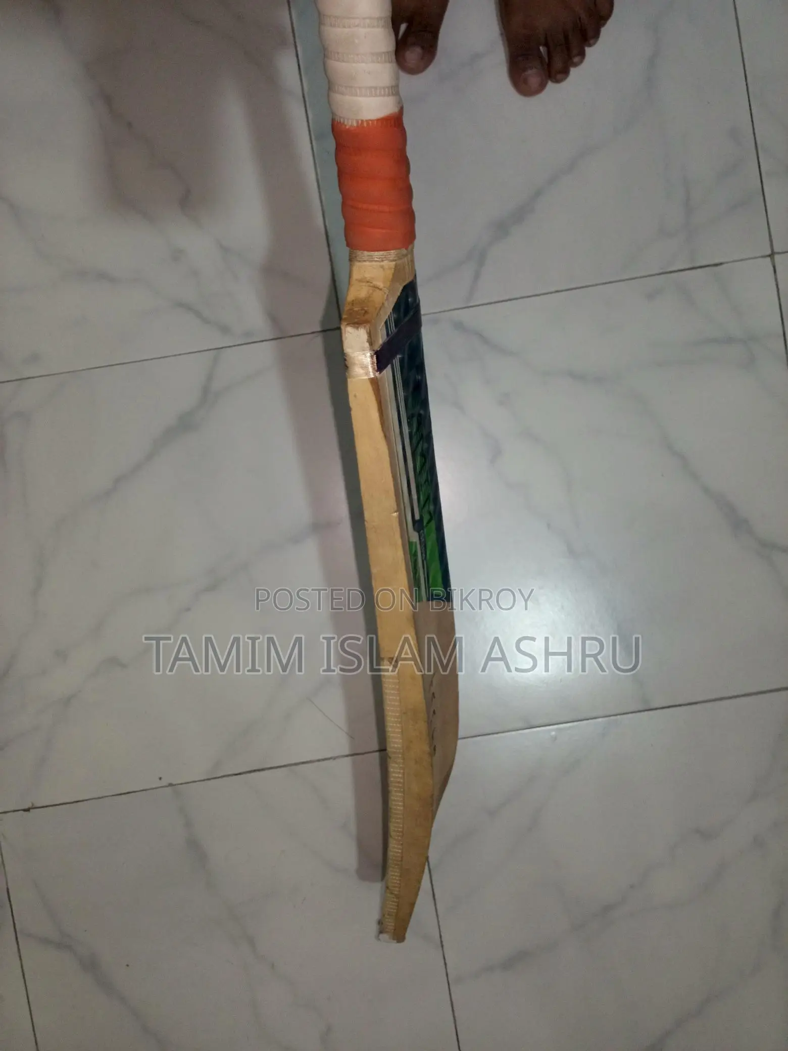 A Customized Tape Tennis Bat