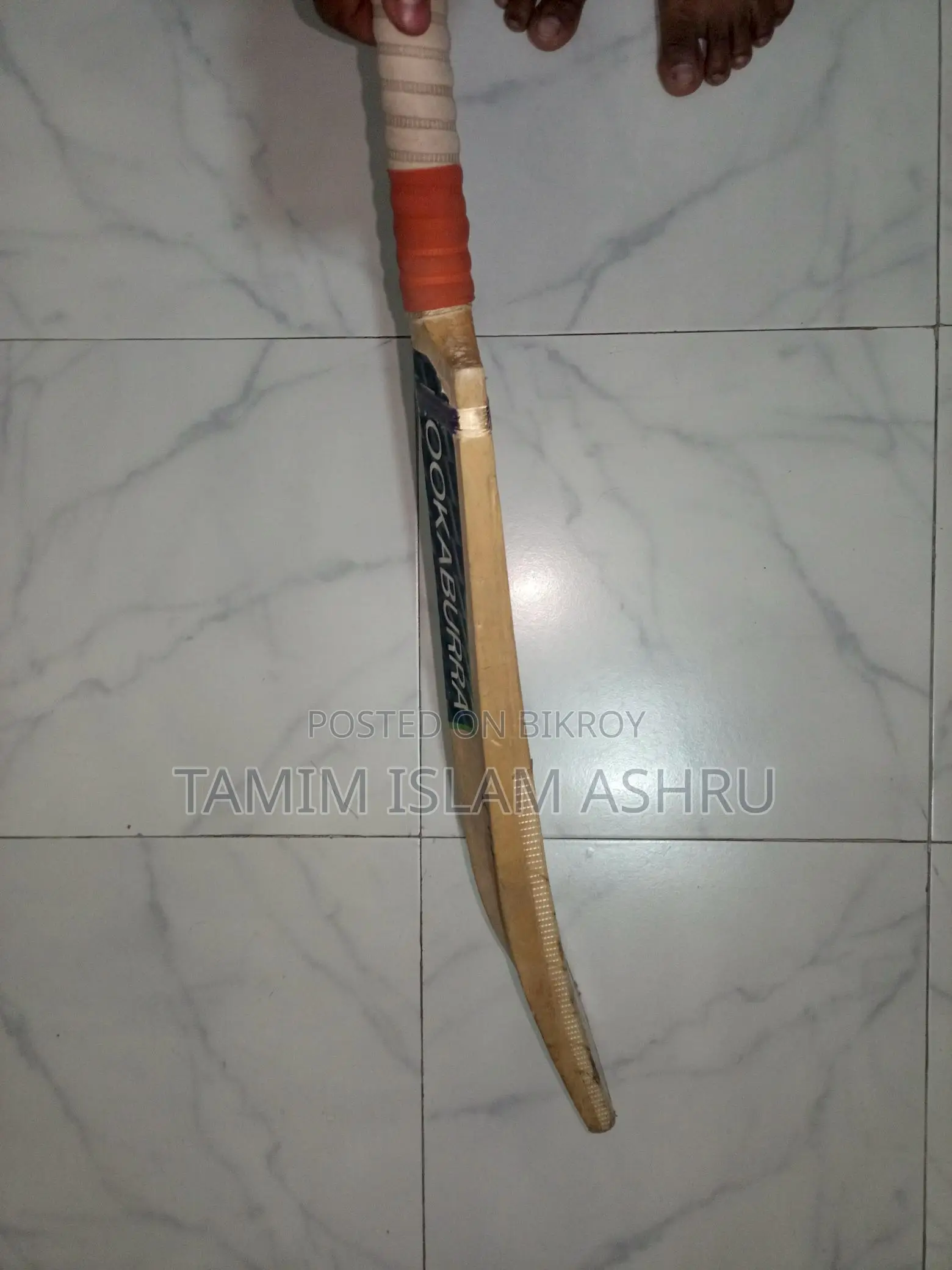 A Customized Tape Tennis Bat