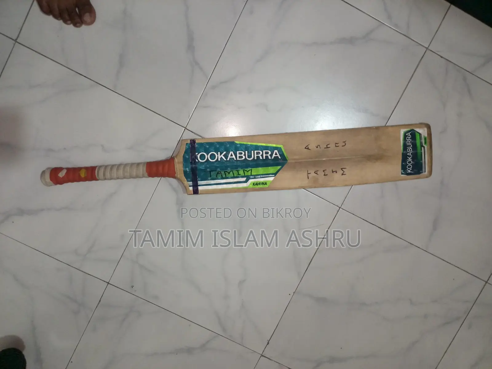 A Customized Tape Tennis Bat