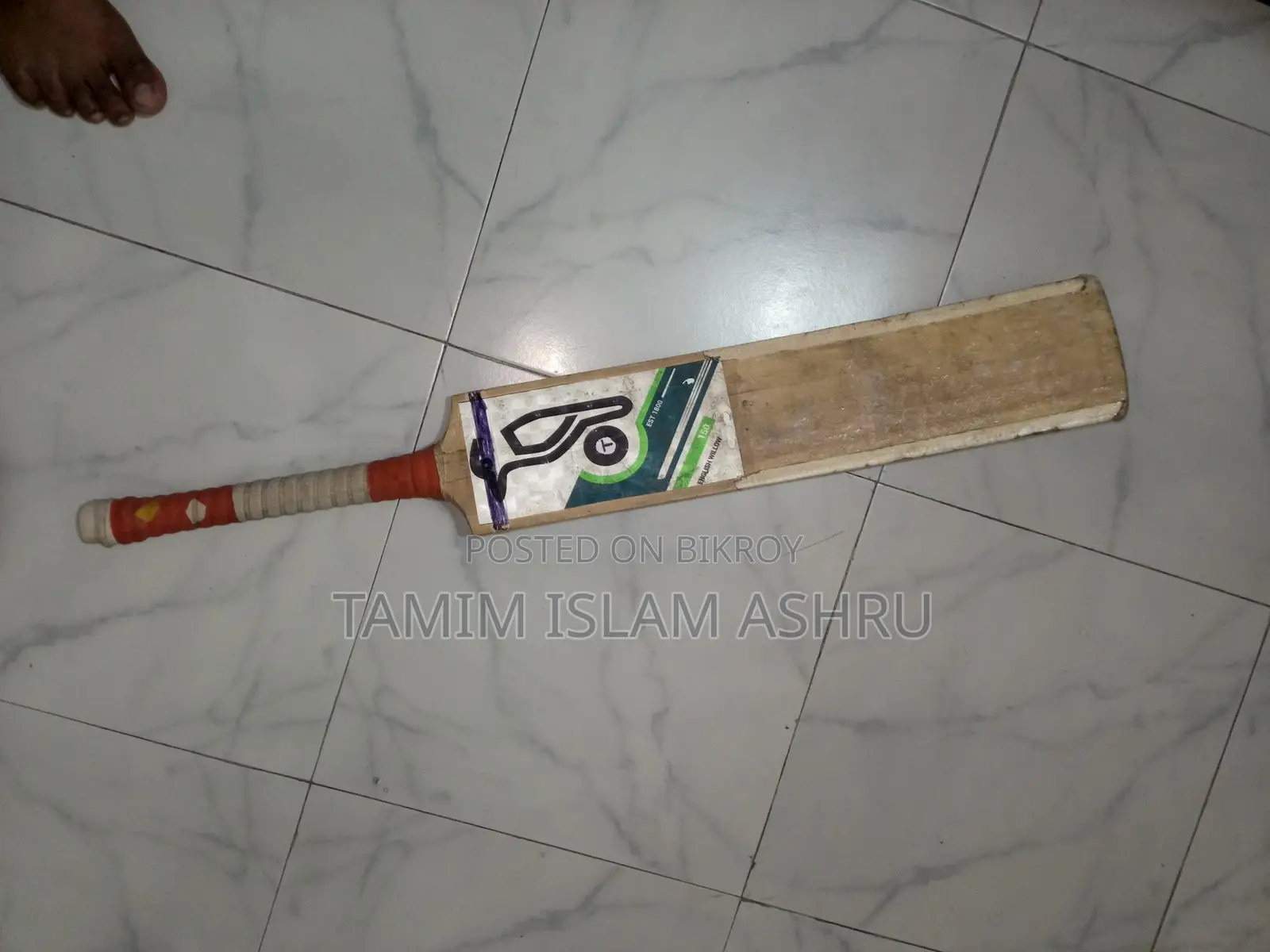 A Customized Tape Tennis Bat
