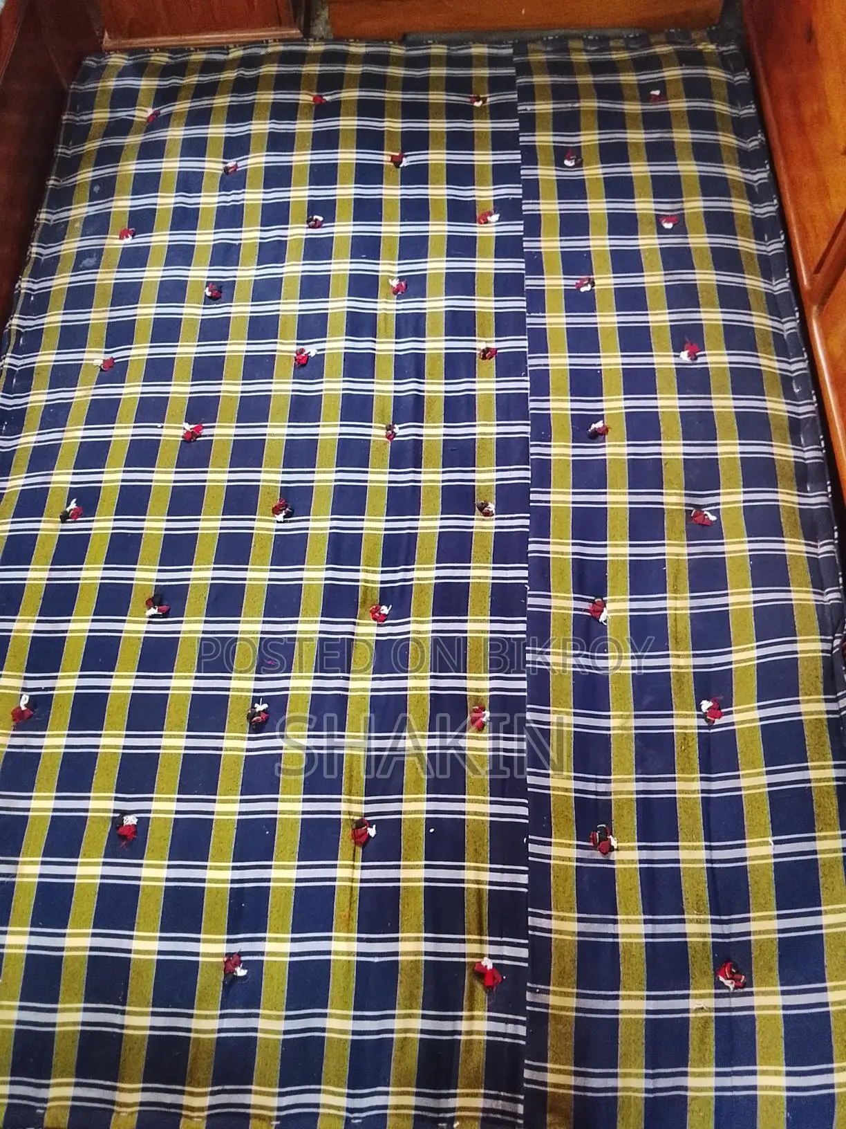 একটি মোটা জাজিম বিক্রি হবে।