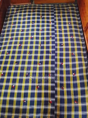 একটি মোটা জাজিম বিক্রি হবে।