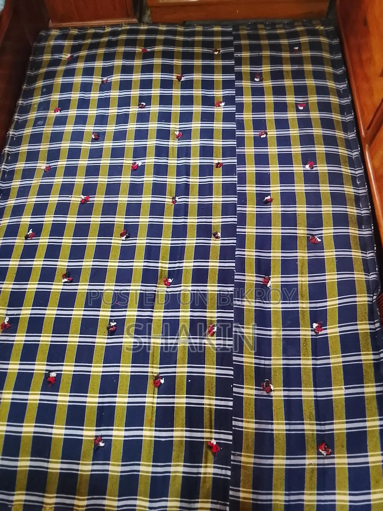 একটি মোটা জাজিম বিক্রি হবে।